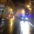 A fuoco un'autovettura nella notte, momenti di panico in via Bovio