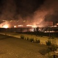 Vasto incendio nella notte al quartiere di San Valentino