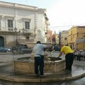 Ripulita stamane la fontana di piazza Porta La Barra