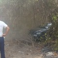 Incendio di sterpaglie rischia di far esplodere auto rubata