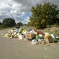 Rifiuti, campi trasformati in discariche a cielo aperto