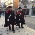 Festività natalizie: Carabinieri in alta uniforme per le vie del centro cittadino