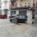 Impazza parcheggio selvaggio: sul marciapiede ad un incrocio