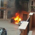 Autovettura prende fuoco in via Garibaldi