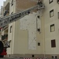 Tragedia sfiorata in via Polignano a Mare: cadono pesanti pannelli isolanti da una palazzina ARCA