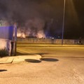 Grosso incendio a ridosso del cimitero: a fuoco sterpaglie e rifiuti