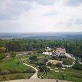 A Castel del Monte impazza il parcheggio selvaggio: auto in sosta fino ai piedi del maniero