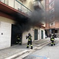 Incendio in via Piave, evacuato un condominio. Le foto dell'intervento