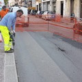 Cede asfalto in via Giuseppe Verdi, intervengono gli operai dell'AndriaMultiservice