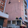 Street art in viale Ovidio, ecco come la facciata di un palazzo cambia volto
