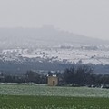 Castel del Monte si tinge di bianco anche il 1° aprile, neve sulla Murgia