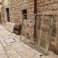 Inciviltà: altri rifiuti ingombranti per strada, questa volta nel centro storico di Andria