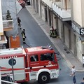 Fuga di gas in via Settembrini, tecnici al lavoro per un tubo divelto da un auto in sosta