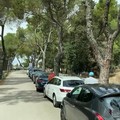 Il Castel del Monte alla mercé dei posteggiatori abusivi