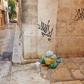 Muri imbrattati e rifiuti per strada, triste cartolina del centro storico di Andria