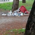 Rifiuti abbandonati nella villa comunale di Andria