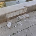 Vandali in azione nel centro storico, danneggiata fontana a Largo Grotte