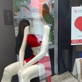 Ad Andria vetrine dei negozi in rosso contro la violenza sulle donne