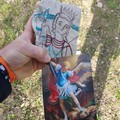 San Michele disegnato su una pietra per ringraziare la Polizia di aver ritrovato l'auto rubata ad Andria
