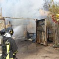 Incendio in casolare abbandonato, per fortuna nessun senza tetto all'interno