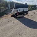 Auto si ribalta sulla provinciale, alla guida un 82enne in codice rosso