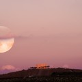 La Superluna del Castoro splende su Castel del Monte: incanta appassionati e emoziona romantici