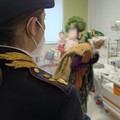 In pediatria ad Andria arriva la Befana del poliziotto