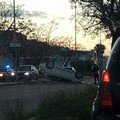 Grave incidente in zona Pip, auto ribaltata a centro strada