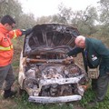 Federiciani trovano un'Opel bruciata abbandonata in campagna