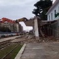 Avviati i lavori di demolizione di parte della stazione Bari nord di piazza del Bersagliere d'Italia