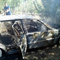 Bruciano un'autovettura in campagna: divampa un incendio