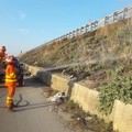 Incendio di sterpaglie sulla complanare-autostrada e sulla SS. 170