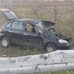 Auto si ribalta sulla ex 98: un andriese in codice rosso