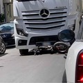 Scontro tra bici elettrica e camion in centro a Andria: un 65 in codice rosso