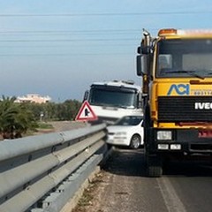 Incidente sulla  "Andria-Barletta ": auto e camion su guard rail