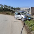 Autovettura abbatte palo Telecom in via Malpighi, conducente 82enne illeso