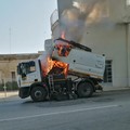 Mezzo della Sangalli prende fuoco: fiamme nei pressi di via Corato. FOTO e VIDEO