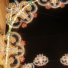 Luminarie natalizie in centro: i commercianti offrono il bis