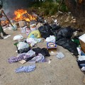 Bidoni colmi di rifiuti in fiamme sulla strada per Castel del Monte