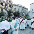 La processione dei Santi patroni, folla di fedeli per S. Riccardo e la Madonna dei Miracoli