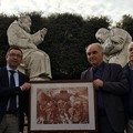 Lo scultore leccese Vito Russo regala un quadro alla città di Andria