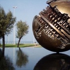 Le opere di Arnaldo Pomodoro in mostra a Castel del Monte