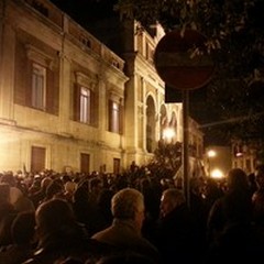 Continua la protesta: manifestanti sotto Palazzo di Città