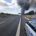 Autobus in fiamme: evitata una tragedia grazie a fermezza e determinazione di due agenti della Polstrada