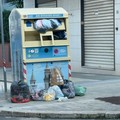 Cassoni per la raccolta degli indumenti usati presi d'assalto: incivili lasciano rifiuti indifferenziati
