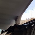 Camion incastrato sotto un balcone in via Guinizzelli