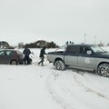 Neve e ghiaccio, auto bloccate sulla Murgia: le immagini in presa diretta