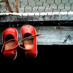  "Zapatos Rojos ": centinaia di scarpette rosse per dire no alla violenza