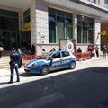 Lunghe file di persone davanti agli uffici postali, presidiati dalla Forze dell'ordine
