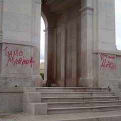 «Non li chiamate graffiti»: deturpato il Monumento ai Caduti